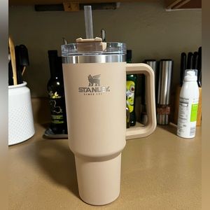 Stanley 40 oz tumbler Color: Driftwood